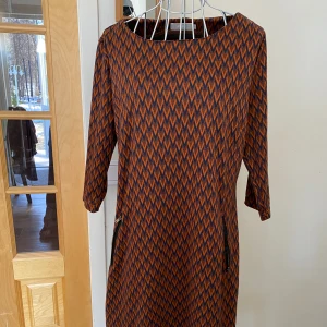 Retro klänning - Bra skick, mjuk material, L men passar mig också som har M vanligtvis 