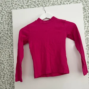 Tröja - En rosa tröja som är för liten och då tyvärr inte kommer till användning. Den är i storleken 134/140 och är från hm