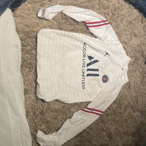 Psg Jordan tracksuit - Det är en skit snygg tröja från Jordan i en collab med psg knappt använd vilket kan ses på skicket!!