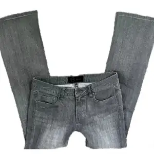 Snygga gråa jeans, midjemåttet är 41 cm tvärs över och innerbenslängden 77 cm.