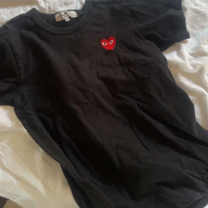 Cdg T-shirt  - Säljer denna! Passar mig som är 170 har Inga bilder på! 