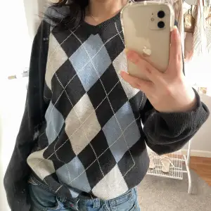 en super gullig morfars sweater som jag köpte second hand! Tyvärr inte min stil längre så jag säljer vidare 🤍