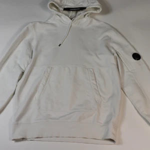 CP COMPANY ARM LENS HOODIE - C.P company hoodie storlek:L  inga fläckar eller hål skick:9/10  Pris:999SEK har massor av recensioner på instagram:wearthatheat VID FRÅGOR ELLER FUNDERINGAR SKICKA ETT PM 