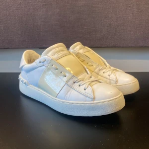 Valentino open Skor - Hej! Säljer nu mina skor storlek 36, från märket valentino,  bra skick, tveka inte på att höra av dig om du har frågor eller funderingar kring skorna! 