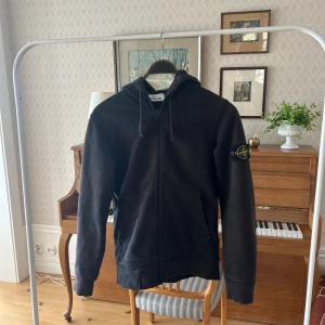 STONE ILAND HOODIE MED DRAGKEDJA - En stone iland i hyfsat skick. Den är lite solblekt. Storlek s . Nypris 3900