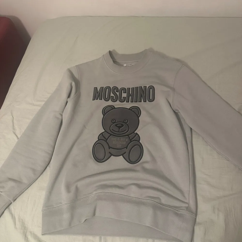 Jätte fin Moschino tröja den är i nu stick använt den bara engång!  Den passar med olika stilar och är jätte fint material . Tröjor & Koftor.