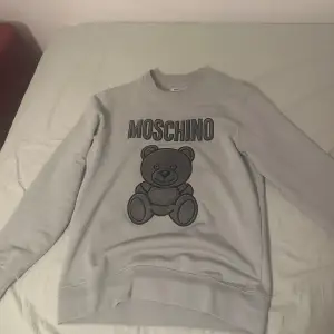 Jätte fin Moschino tröja den är i nu stick använt den bara engång!  Den passar med olika stilar och är jätte fint material 