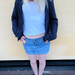 Jeanskjol - Snygg jeanskjol med coola fickor i mörk denim. Längd 28 Midjemått 85.  