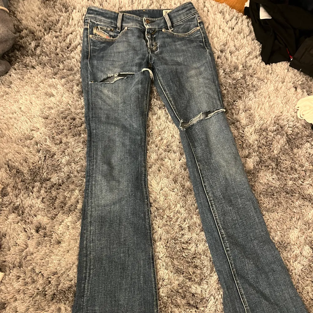 Jätte lågmidjade jeans från diesel. Strl 24/25. De är strl 25 men skulle säga att de passar 24 lika bra . Jeans & Byxor.