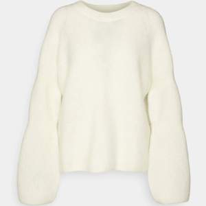 Säljer denna slutsålda tröja från arket i färgen off-white💕💕nypris 880kr