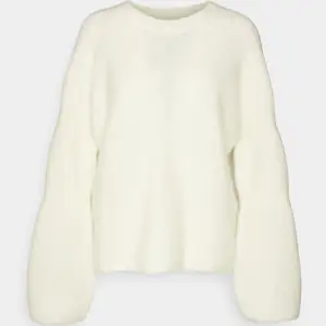 Säljer denna slutsålda tröja från arket i färgen off-white💕💕nypris 880kr