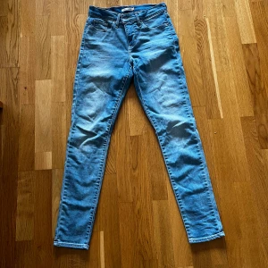 Levis - Levis 311 Shaping Skinny 26/32 använt fåtal gånger 