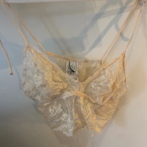 Spetstopp other stories - Persikofärgad spetstopp från other stories. Använd ett fåtal gånger: 