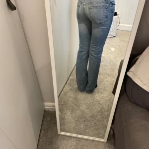 Acne studios jeans - Snygga snygga jeans från acne!!  Mått:  Midja: rakt över-37cm, runt omkring-81cm Innerbenslängd: 81cm Hela byxan: 104cm  Grenen: 22cm 🫰🫰