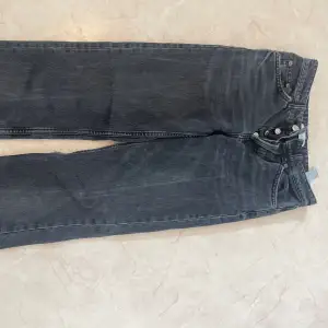 Säljer dessa sjukt fina mörkgråa jeans från Zara då dem ej passar mig längre, använda bara några fåtal gånger!💕