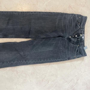 ZARA Jeans  - Säljer dessa sjukt fina mörkgråa jeans från Zara då dem ej passar mig längre, använda bara några fåtal gånger!💕