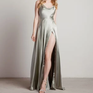 Sage green balklänning  - Fin sidenklänning i sage green  Oanvänd från Tobi.com (USA)