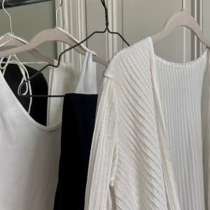 Glittrig kofta - Väldigt vacker vit kofta/bolero med guldglittrande trådar som passar till allt. Stl. S-M.