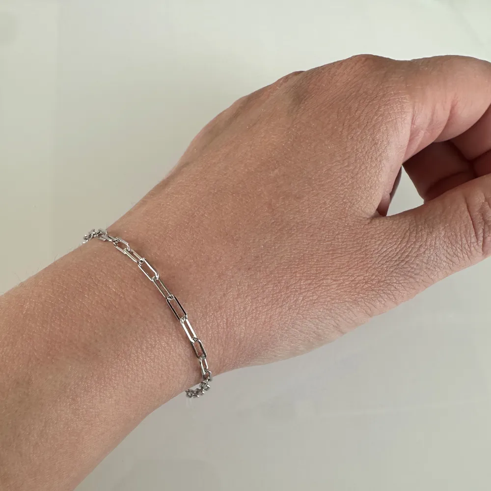 trendiga och mer klassiska armringar i silver så välj det som passar dig och din garderob. Armband i silver som passar alla tillfällen! 😻. Accessoarer.