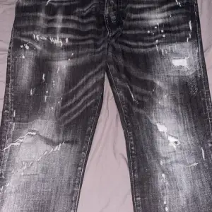 Hej säljer nu mina dsq2 jeans för använder inte dom. Dom är jätte bra skick 9/10. Dom är jätte bra till sommaren nu.👍😁