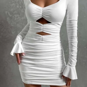 Klänning - Vit klänning, köpt på shein men den är slutsåld. Aldrig använd, tryck på köp nu!