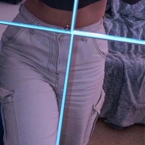 ✨Vita/beiga cargo byxor✨ - Älskar dom men dom passar inte mig längre🥲 Så jag hoppas att någon annan kommer älska dom här byxor lika mycket som jag har gjort🤗❤️