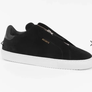 Axel Arigato - Axel Arigato skor med zip och mocka som är för små och har utmärkt skick, 9/10 Box finns och påse⭐️