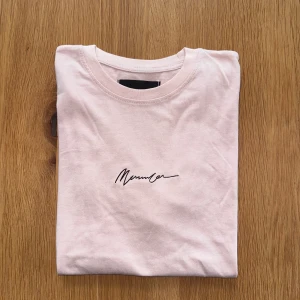 T-shirt  - Oanvänd T-shirt från mennace.   Rensar ur min garderob från en hel del oanvända kläder🌼 Om du ser något mer i min profil som du gillar så skickar jag med det till dig också!😊 Fler kläder kommer!