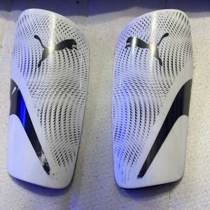 Puma fotbollsbenskydd - Vet inte riktigt vad det är för storlek men det passar en 15 åring och uppåt. Skicket är som nytt använt ett få tal gånger.