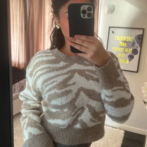 Stickad tröja💗 - En fin stickad tröja från SHEIN i stolen s. Har använt den ungefär 2-3 gånger. Tröjan är ganska tunn. Skönt material den sticker inte och är inte jobbig och ha på sig. Skriv om du är intresserad💗💗