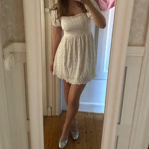 Klänning med puffärm - Så otroligt fin vit klänning som var min studentklänning🤍 Endast använd 1 gång! 