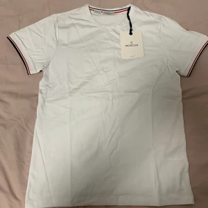 Moncler t-shirt - Helt ny moncler t-shirt, perfekt till sommaren. Storlek S