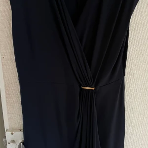 Michael Kors klänning, mörkblå - Fin klänning av Michael Kors, mörkblå.  Storlek L. Väldigt fint skick. 