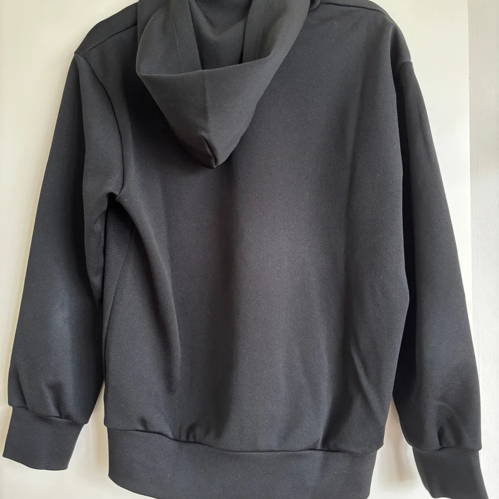 Säljer en Cdg hoodie i väldigt fint skick, passar inte riktigt min stil längre och därför har jag valt att sälja den. Hoodien är i storlek L men passar mig som har storlek S eller liten M( priset är inte skrivet i sten). Hoodies.
