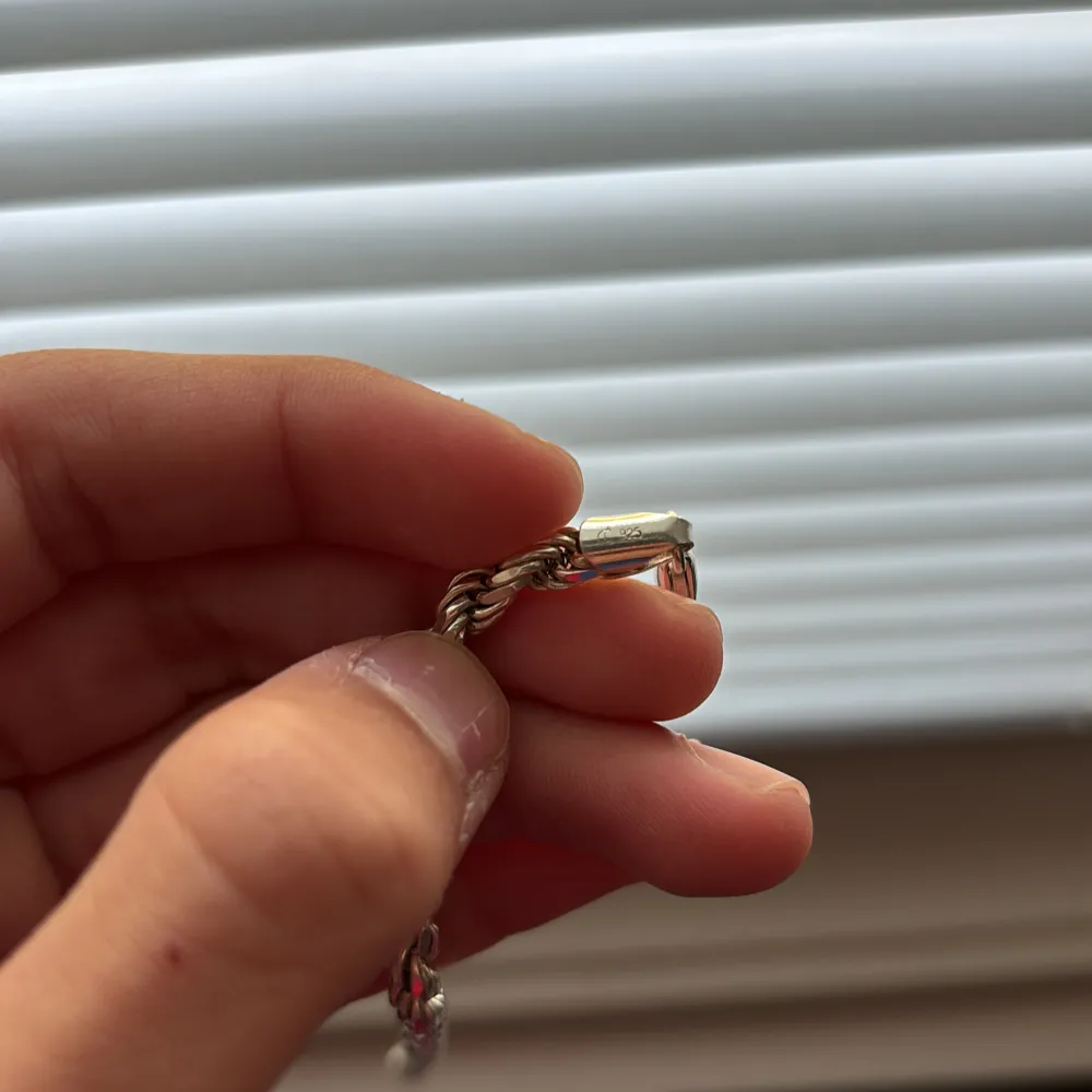 En Cordel armband som är i äkta silver säljer pågrund av att jag inte använder den längre 4mm 18cm . Accessoarer.