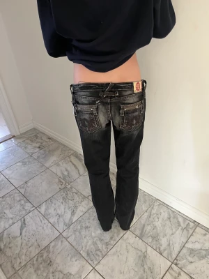 Y2k jeans - Världens snyggaste! Svarta men tvättade jeans i storlek 29❤️❤️