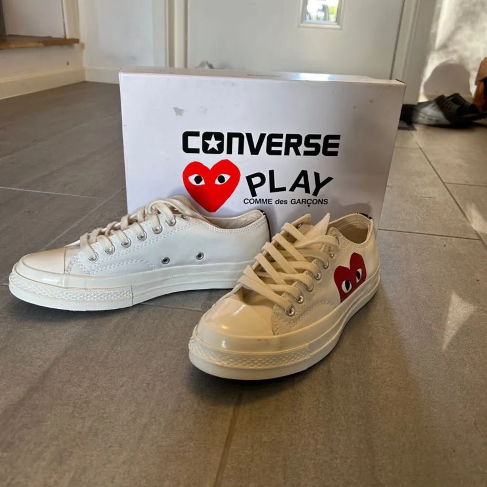 Säljer nu dessa Converse CDG skor i perfekt skick! Hör av er vid funderingar.. Skor.