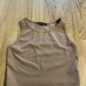 Ribbad linne  - Jätte söt slutar typ vid naveln