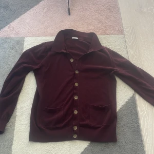 John Henric Cardigan - Otroligt snygg vinröd cardigan från John henric. M passar även S. 100% bomull fööör skönt material. 9,5/10 skick. 