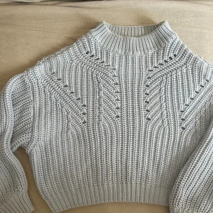 Stickad kort tröja  - Stickad tröja, lite kortare modell, använd men fint skick 