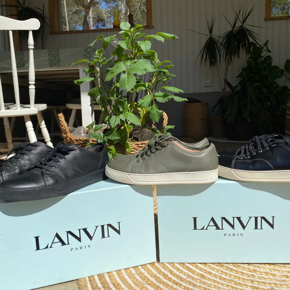 Hej, säljer av lite Lanvin Cap Toe sneakers i olika färger o storlekar o priser. Från vänster till höger är det Size 10, 7, 6. Bra skick på samtliga. Nypris 4600kr/par. Box medkommer. Pris kan diskuteras, hör av dig vid intresse. . Skor.