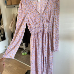 Blommig klänning  - Aldrig använd  Passar även s