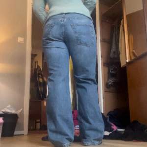 Ett par söta blåa Mc Gordon jeans! Skitbra kvalitet, 100% bomull! 💙Midja: 41 cm. Ytterben 100cm. Innerben 73 cm. Benöppning 24cm. Rak ben, mid rise. 