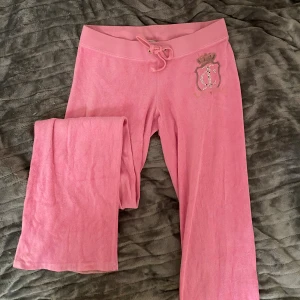 Vintage Juicy mjukis - Juicy mjukis, inga fickor på baksidan! De är ganska använda och urtvättade men fortfarande i helt okej skick. Storlek XS men passar S. Långa på mig som är runt 158! Innerbenslängd: ca 83