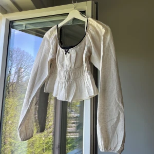 Drömmig topp - Säljer denna underbara topp från Nelly! 😍💐 Använd en gång. Köpt för cirka 1 månad sedan för 399, säljer för 299! ☀️