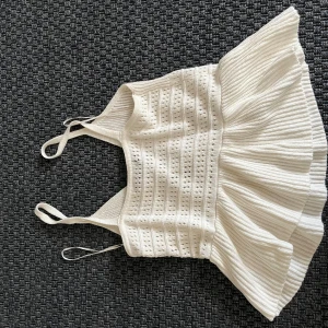 Stickad topp - Stickad linne. Något ut töjd men passar M och L. För stor för mig. Pris kan diskuteras. 