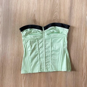 Korsett - En snygg korsett-topp från Gina tricot som inte kommer till användning  Stängs i ryggen med dragkedja 