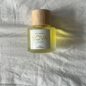 Nova scent curacao  - En parfym inspirerad av Xerjoff erba gold parfym. Doft av mango och perfekt för sommarn. Helt full. 