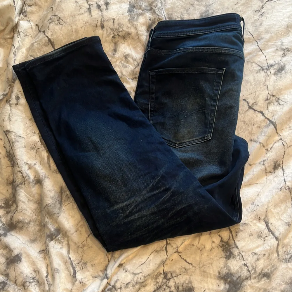Ett par riktigt underskattade jeans med en snygg tvätt. Skicket är 10/10 med ingen användning. De är inte så stora i storleken. Pris kan diskuteras. Kontakta gärna vid frågor!💸🍾💸🍾. Jeans & Byxor.