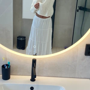 Långkjol  - Säljer denna vita långkjol från brandy Melville då jag har andra liknande. Använd en gång och därför i perfekt skick! Passar XS/S.